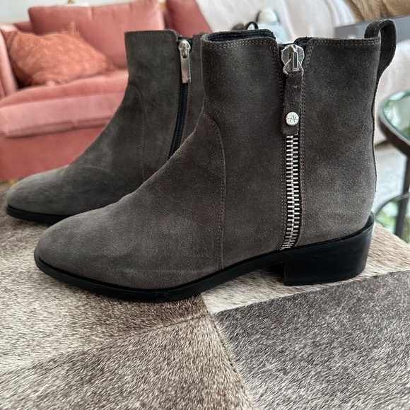 Aquatalia Colbie grey suede ankle boots NWOT 8.5 - Picture 4 of 8